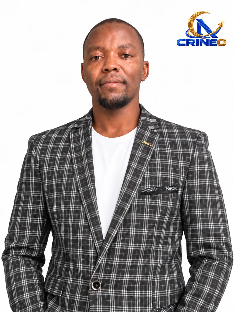 Neofred in a checked suit with a gold CRINEO lapel brooch